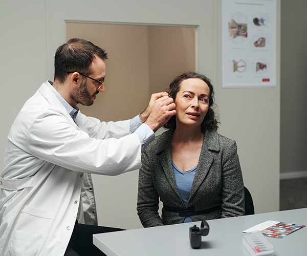 Fonoaudiólogo adaptando paciente com CIC